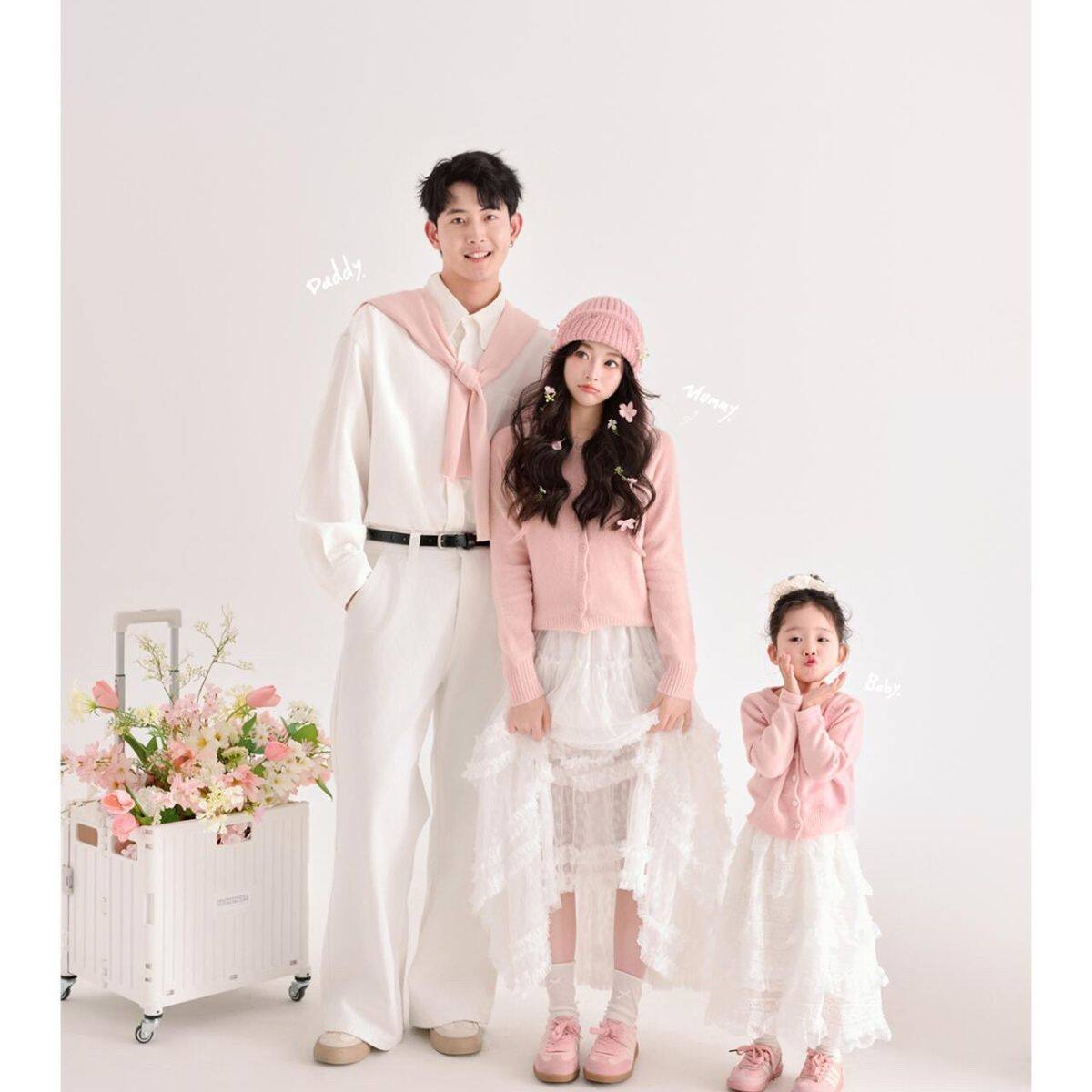 全家福摄影服装粉色母女装一家三口春天鲜花写真照影楼拍照亲子装