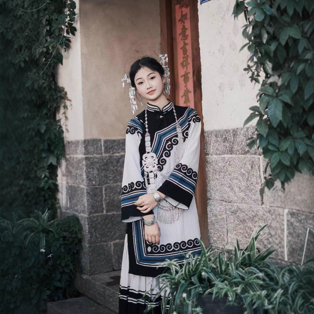 新款彝族服饰服装少数民族风套装刺绣火把节赛诺四川凉山旅拍写真