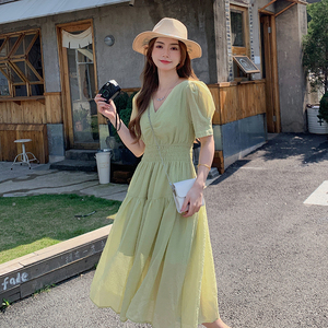 茶歇法式绿色连衣裙女夏2023新款气质温柔风V领收腰绝美仙女裙子