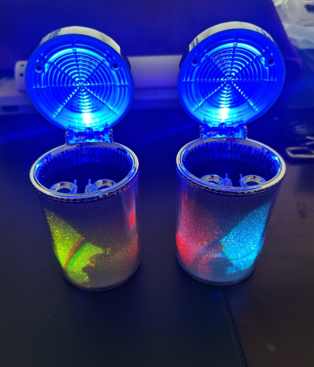 车载创意LED七彩灯夜光烟灰缸带盖 男士汽车用品出风口烟灰缸变色