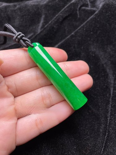 阳绿色缅甸翡翠翎管吊坠