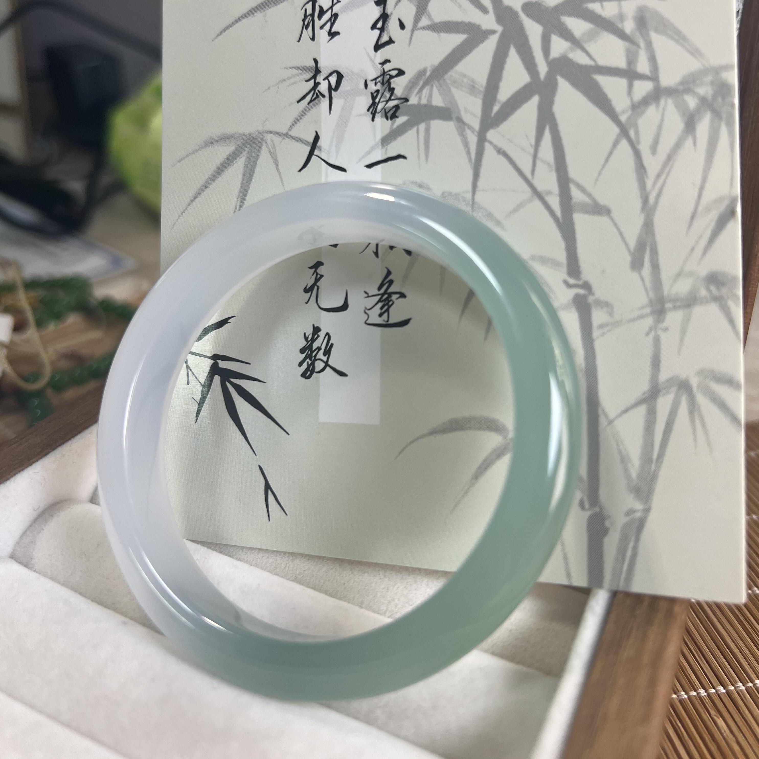 玛瑙冰种玉髓半山半水翡翠手镯