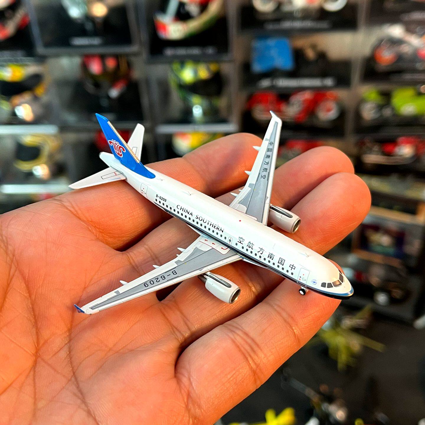 1：400比例合金飞机空客A319南方航空客机有天线版礼品级藏品