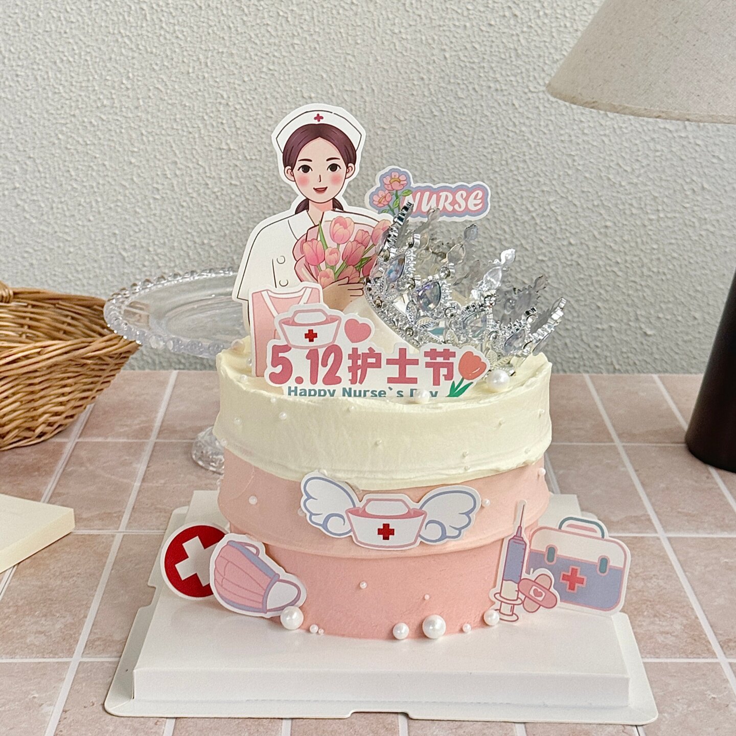 512护士节蛋糕装饰抱鲜花护医药箱插牌银色水晶皇冠烘焙装扮摆件