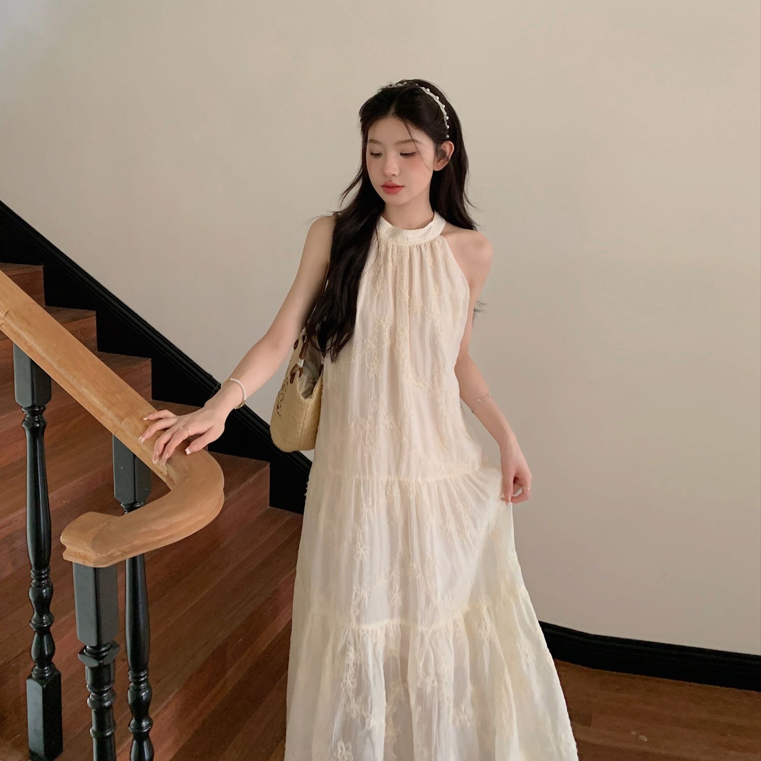 绝美挂脖法式露肩连衣裙女夏季2026新款无袖茶歇海边度假长款裙子