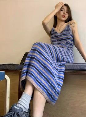 蓝色条纹v领吊带针织连衣裙女秋季别致漂亮西装内搭打底裙子长裙
