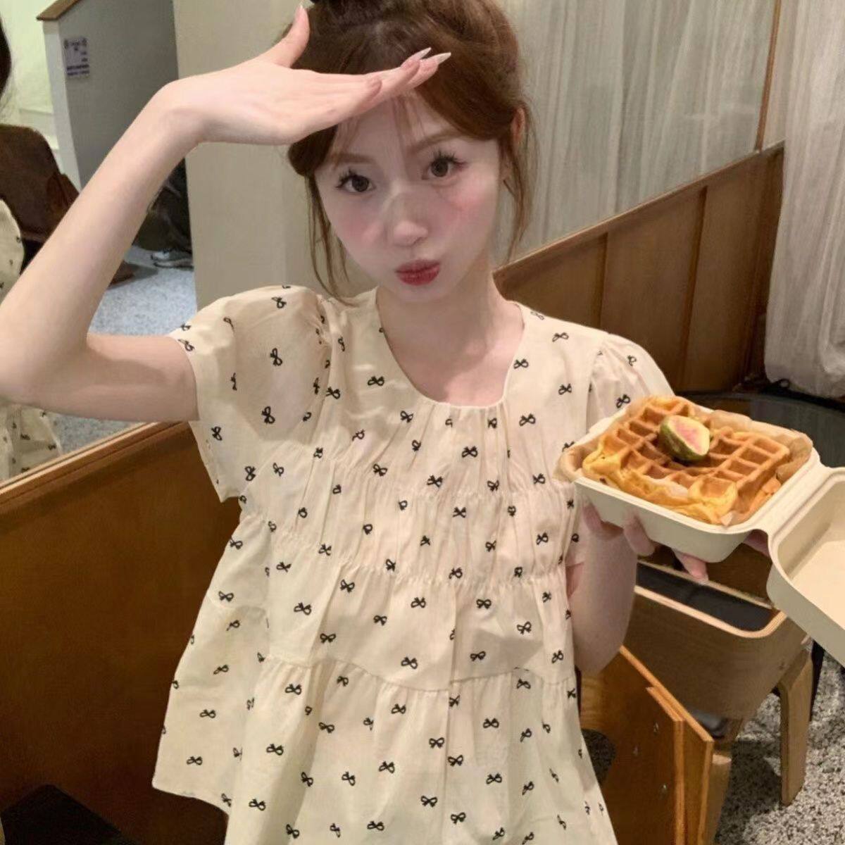 蝴蝶结印花圆领短袖衬衫女夏新款宽松显瘦设计感褶皱别致甜美上衣