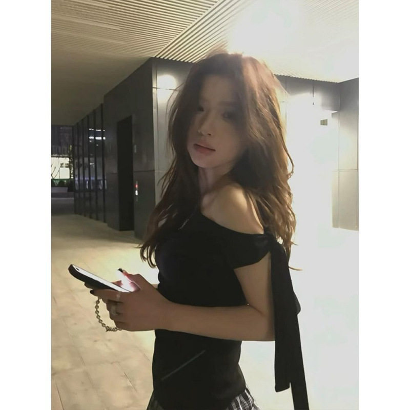 纯欲黑色蝴蝶结绑带斜肩短袖T恤女夏性感露肩一衣多穿设计感上衣