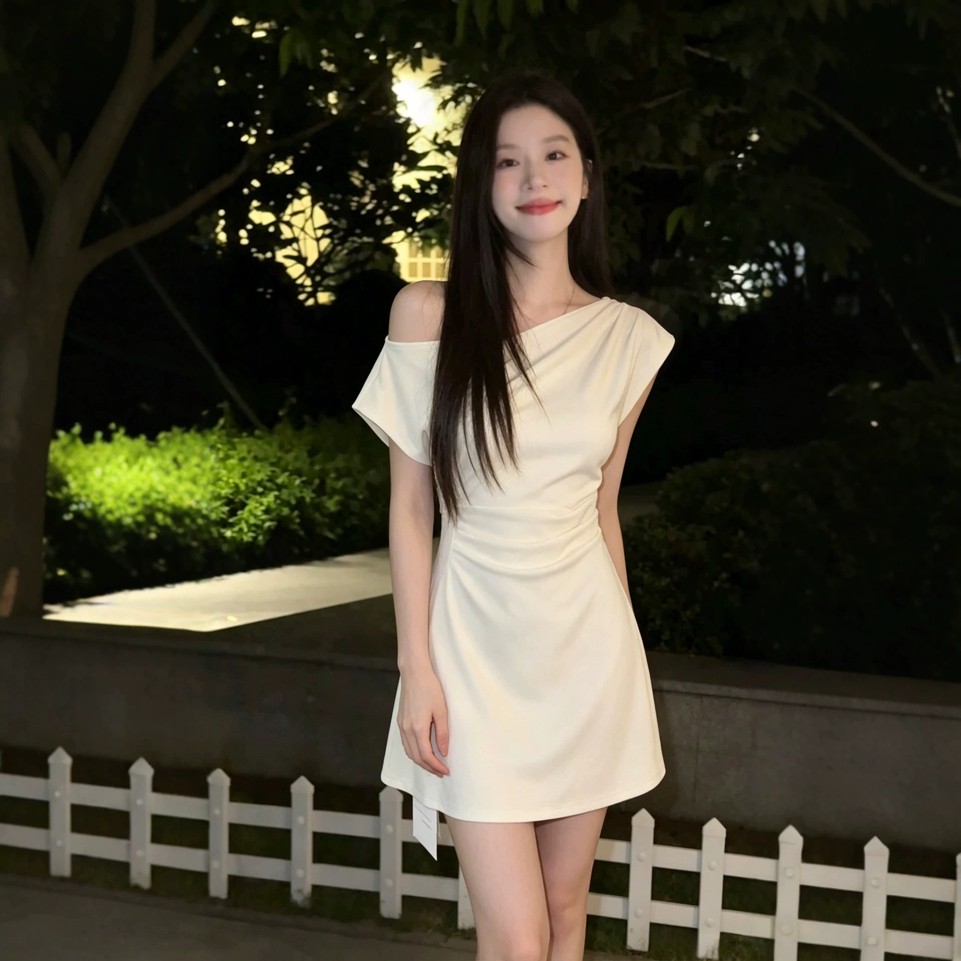 Take off白色斜肩连衣裙女小个子梨型身材伯克利高知包臀短款裙子
