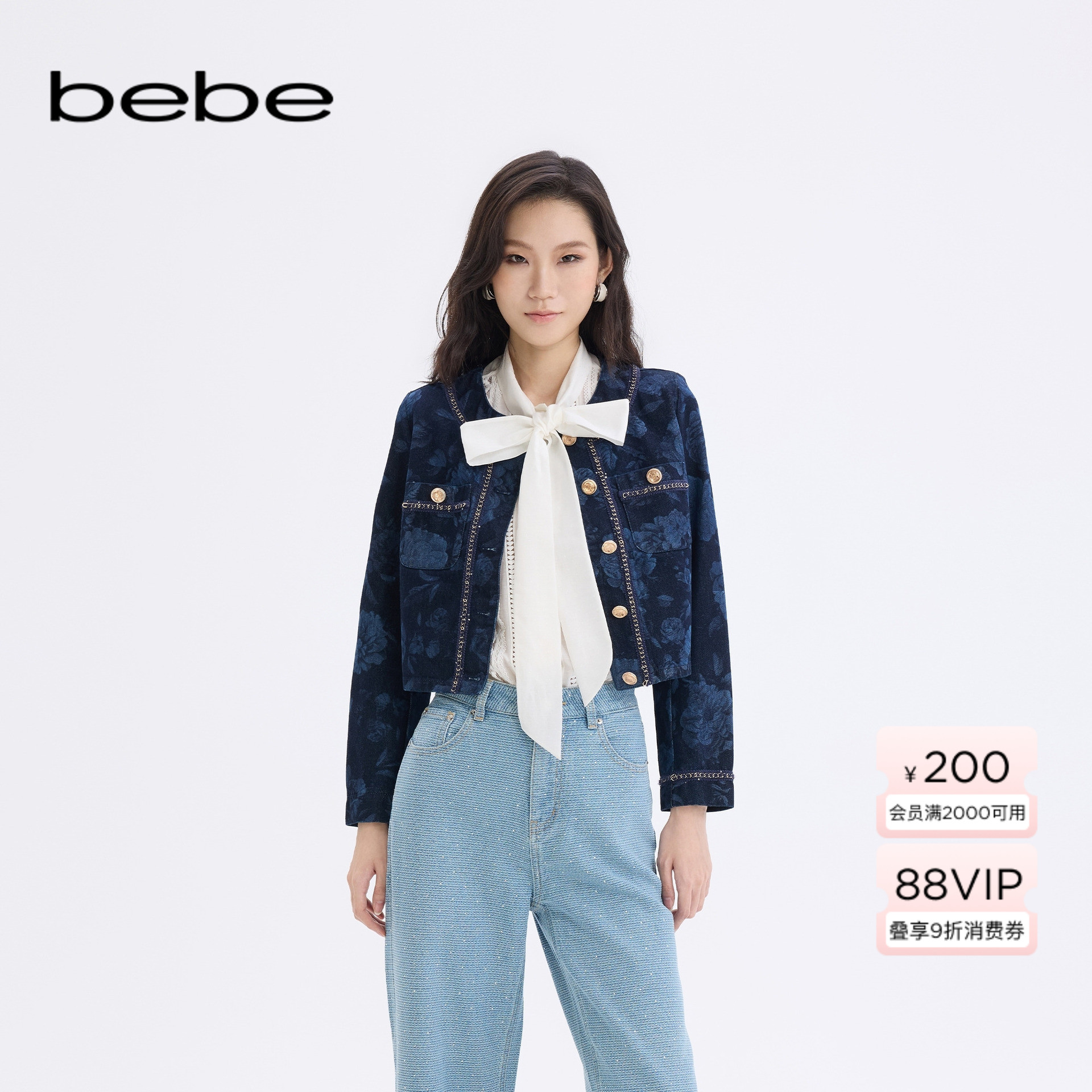 bebe2025秋季新款女士气质风圆领单排扣复古牛仔短外套340301