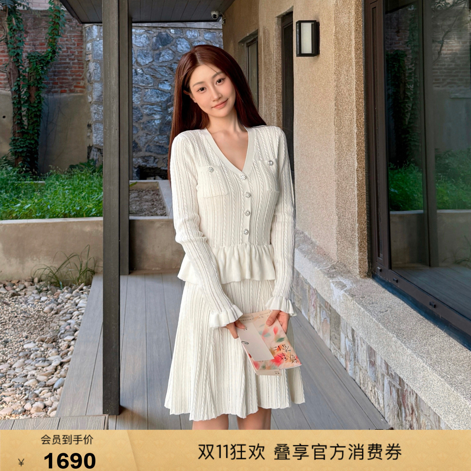 bebe2026冬季新款女士千金风立体肌理假两件收腰针织连衣裙430910