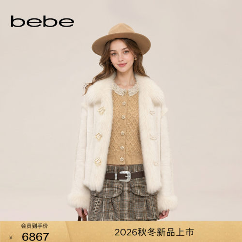 bebe2026冬季新款女士复古风浮雕金属扣绒面复合兔毛皮草402125