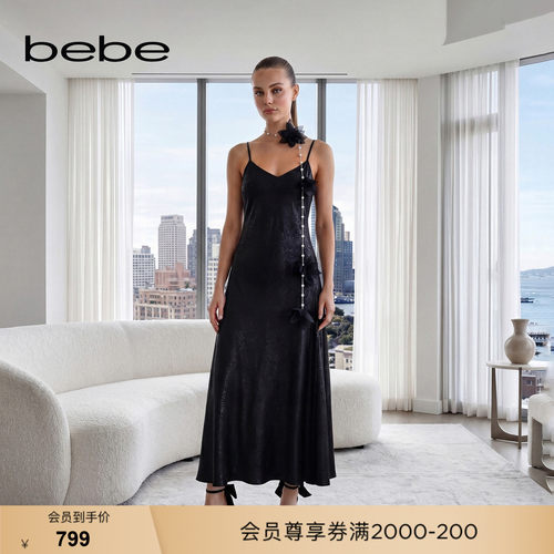 bebe2026夏季新款女士千金风荡领搭配配饰挂链吊带连衣裙250014