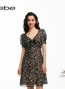 bebe夏季系列短款心形领泡泡袖印花雪纺连衣裙250090