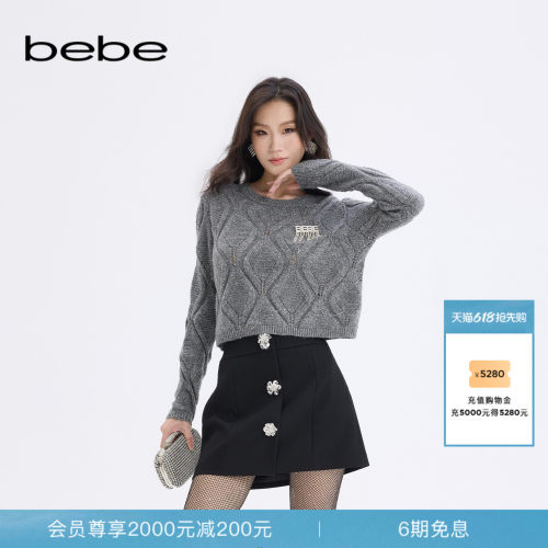 bebe2025秋冬新款女士格雷系毛衣金属胸针装饰上衣430506