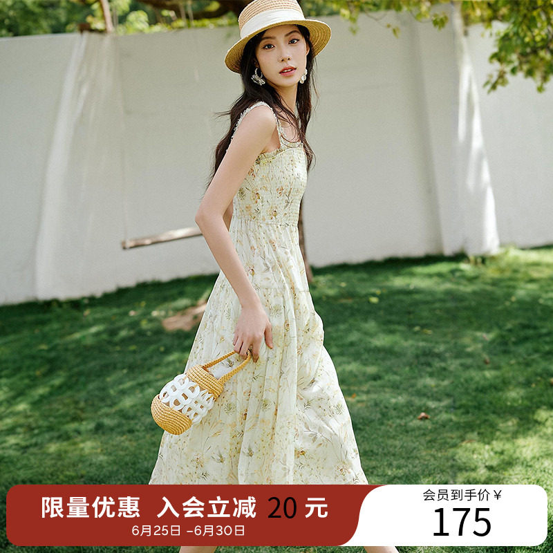 衣香丽影绿色碎花背带连衣裙女2026今年夏装新款法式优雅方领裙子