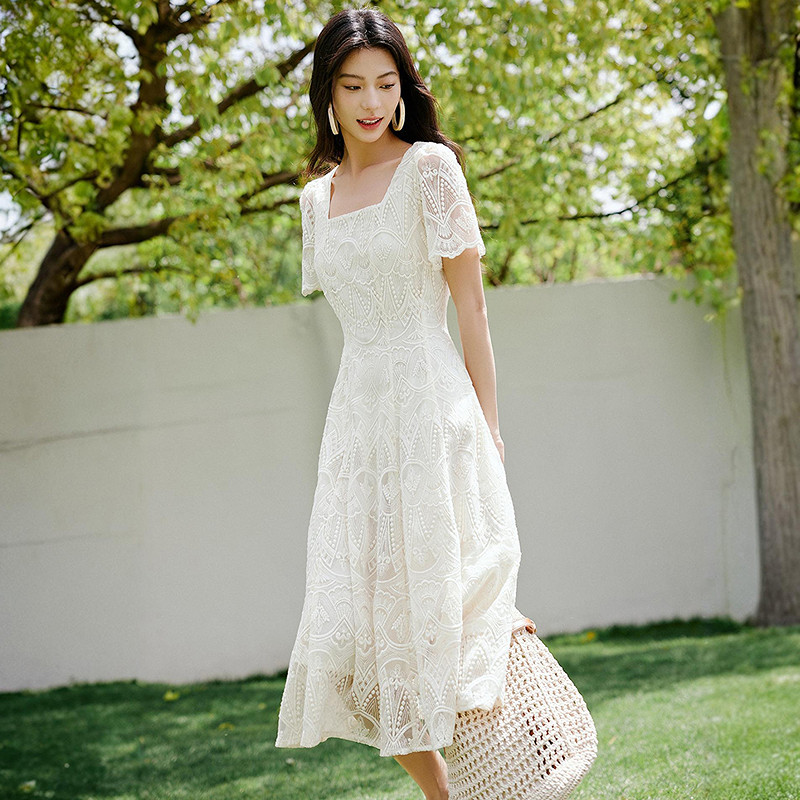 衣香丽影重工白色蕾丝绣花连衣裙女2026夏装新款法式方领中长裙子
