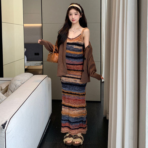 孕妇毛茸茸吊带连衣裙搭配外套