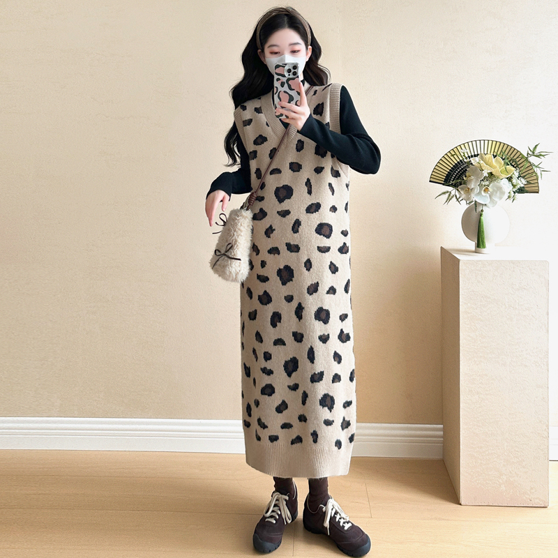 孕妇冬季修身直筒背心连衣裙穿搭