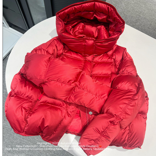 双C高端定制女装 2025冬大红色亮面连帽鹅绒服新年圣诞红泡芙外套