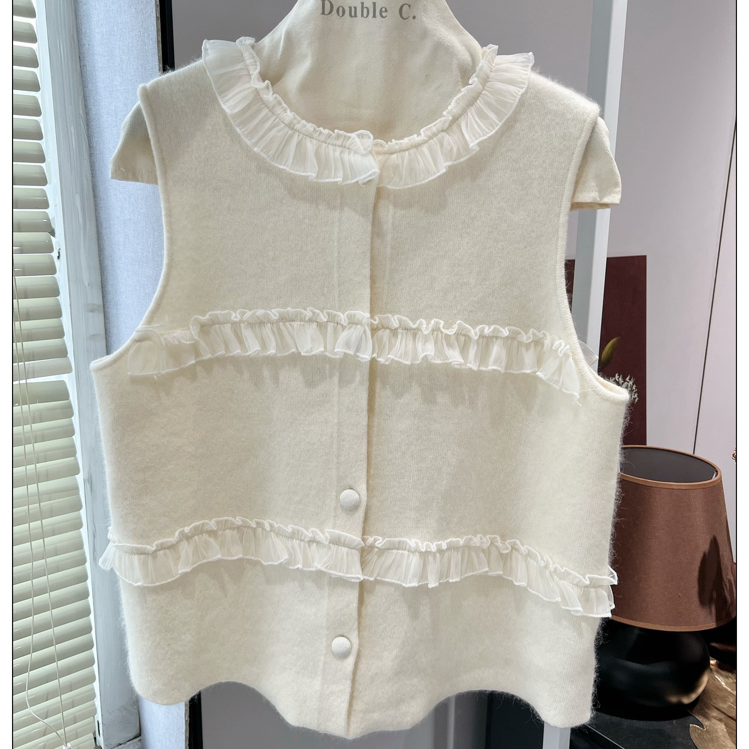 2025冬拉毛蛋糕木耳边无袖马甲女