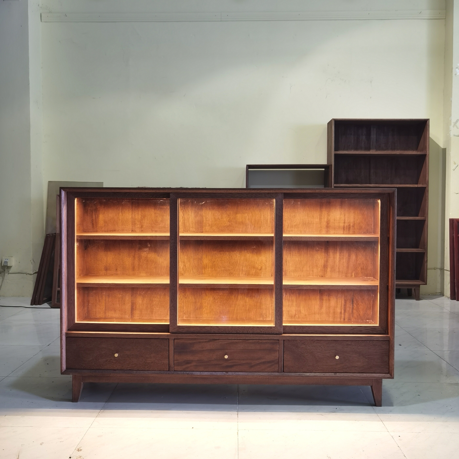 侘寂风胡桃木色玻璃中式客厅实木