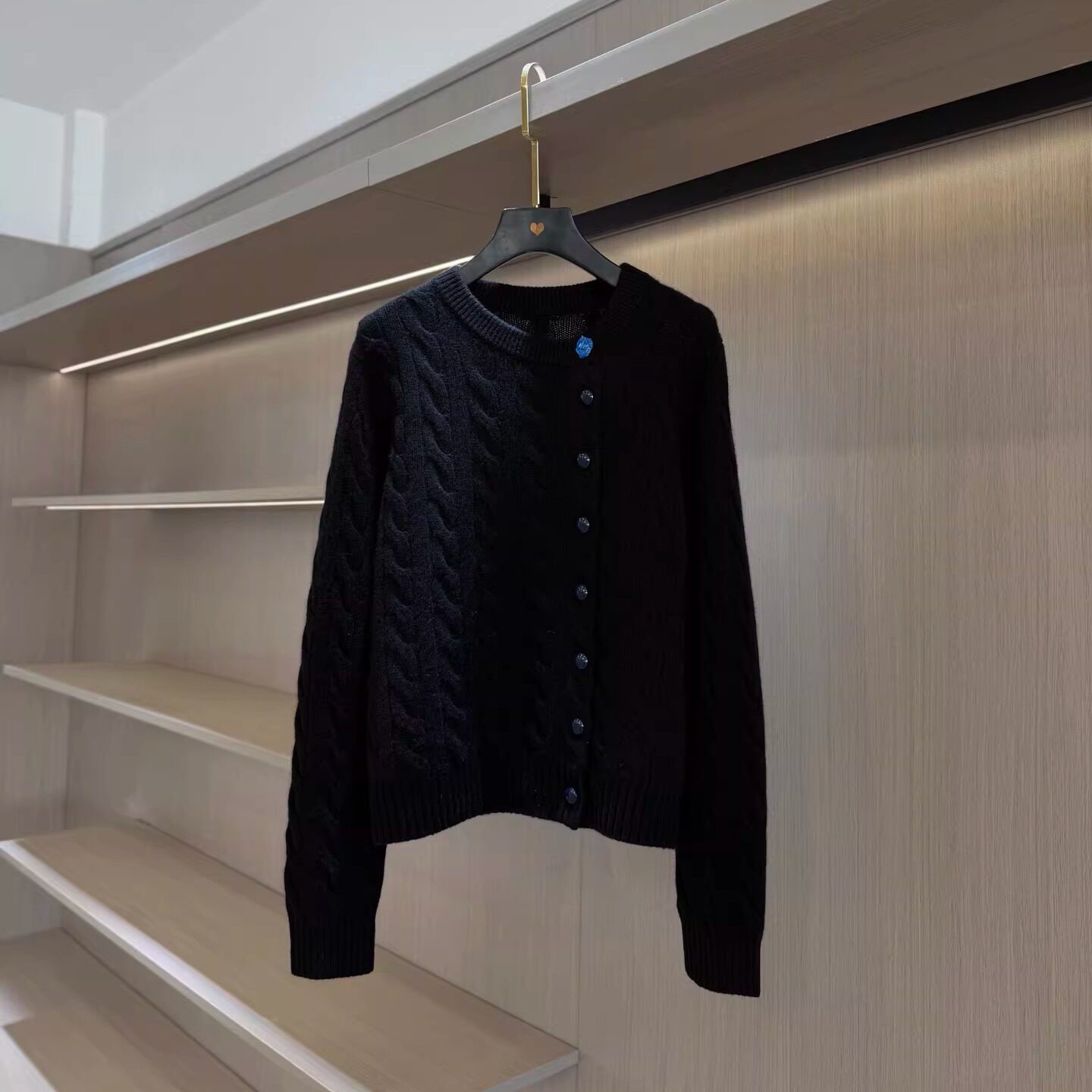 简约设计偏门襟女士圆领针织衫正肩粗麻花黑舒适亲肤显瘦黑色毛衣