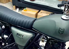 适用大韩大脚怪MUTT银色贴纸 游侠机车油箱贴膜 轻骑250侧盖贴花