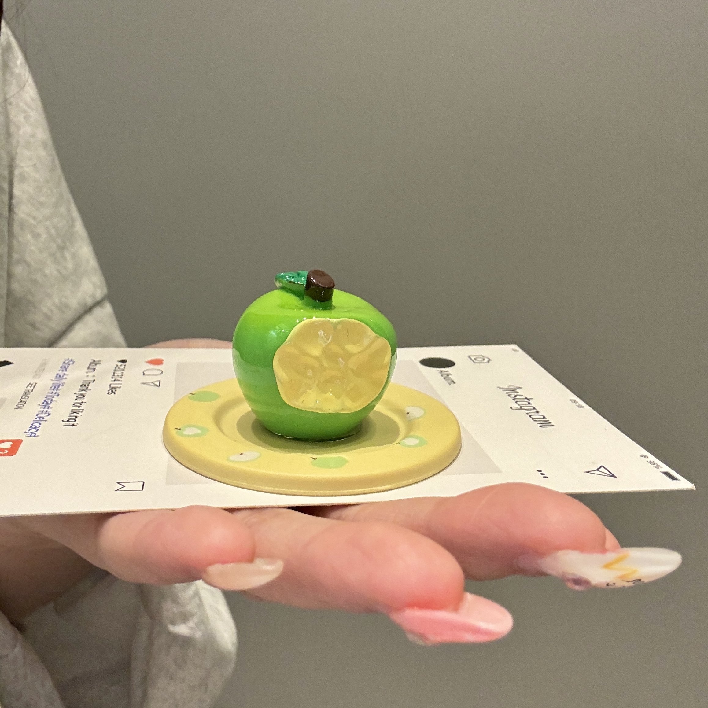 ins立体咬痕青苹果磁吸支架适用MagSafe手机强力吸附桌面懒人支架