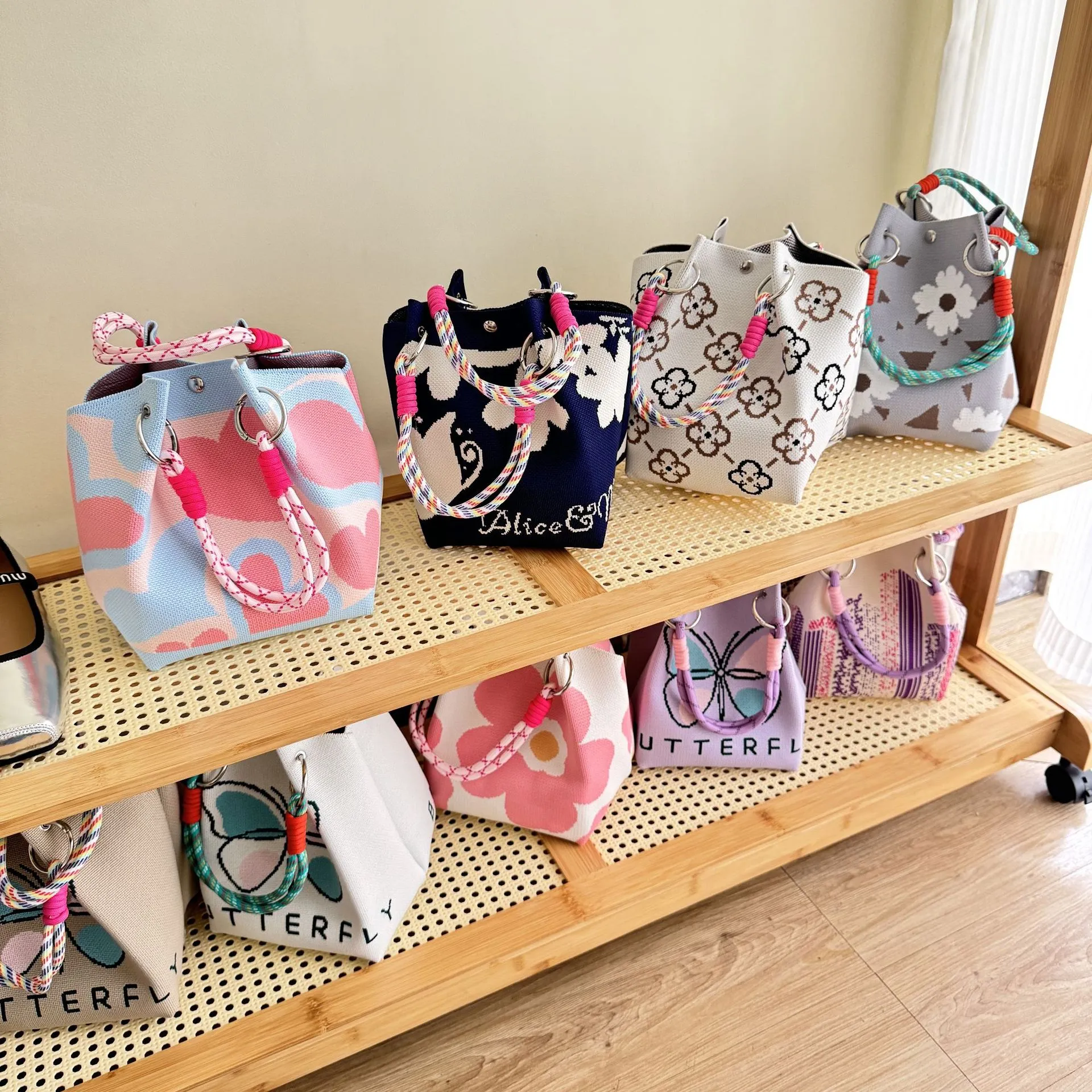 2025新款ins小众设计针织手提包女时尚出游拍照手拎包包水桶包包,箱包皮具/热销女包/男包,水桶包,淘宝优惠券,粉丝福利购,淘宝优惠卷