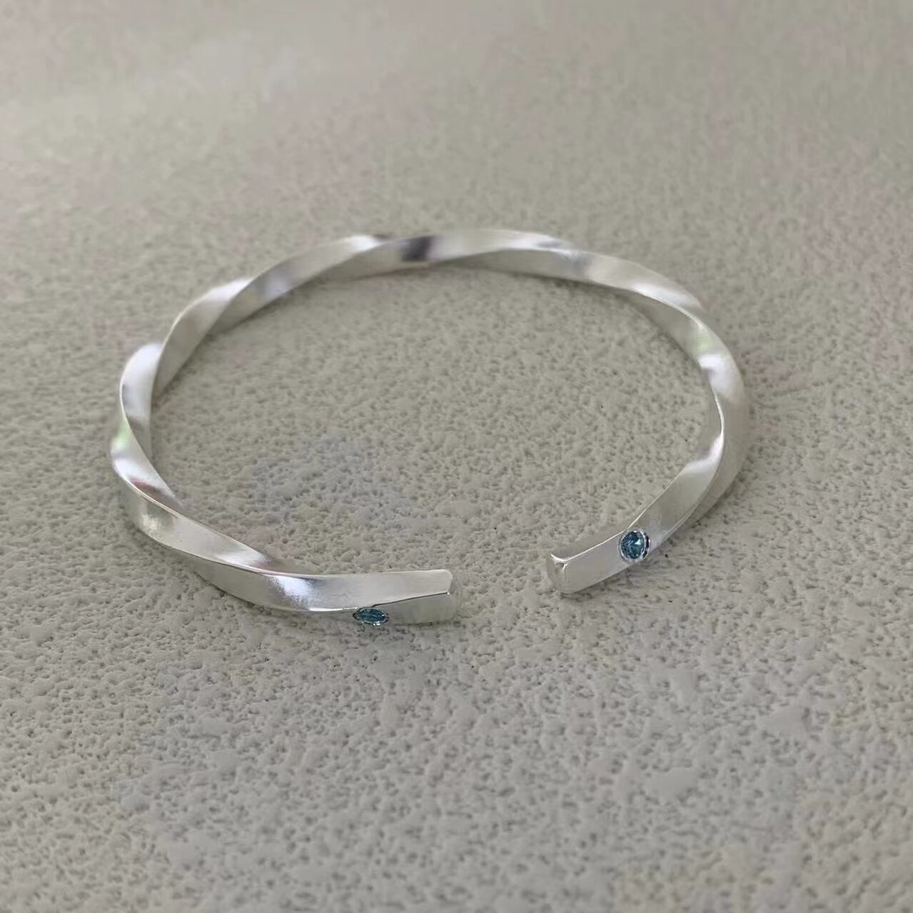 手工999纯银莫比乌斯镶嵌银手镯