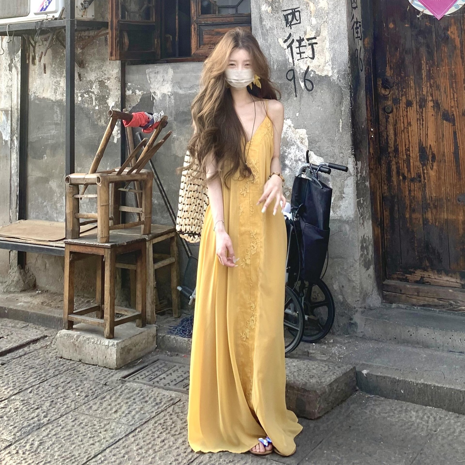 法式黄色氛围感露背吊带洋装女夏季度假风蕾丝花边长裙子