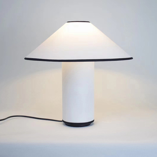 北欧极简台灯卧室床头灯个性创意白色简约温馨民宿设计感装饰桌灯