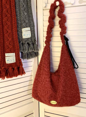 新年红色毛绒包~2026新款秋冬抽绳可调节单肩斜挎包通勤毛毛包