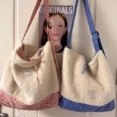 雪顶格纹·韩系ins风羊羔绒拼接帆布斜挎包毛绒包包双面背可调节