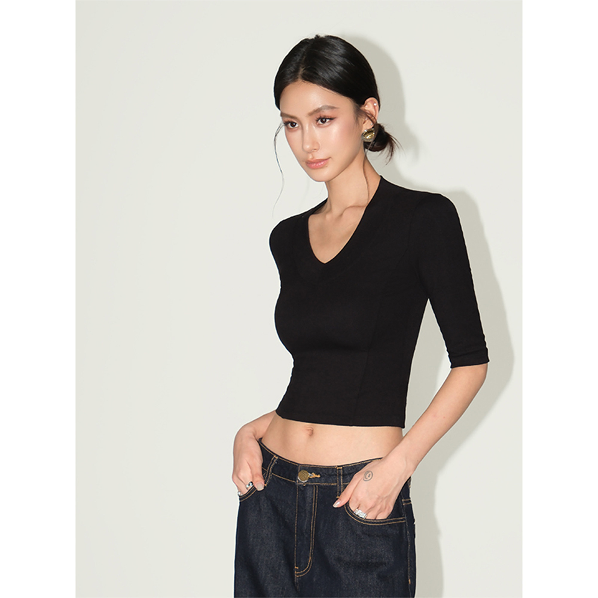 NEVA HU腔调辣妹 黑色V领中袖上衣女高级感短款修身五分袖正肩t恤