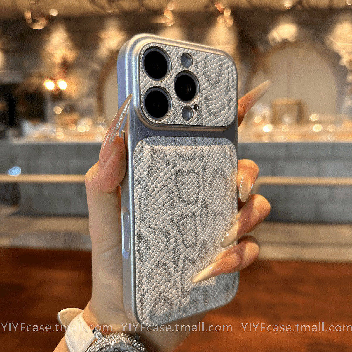 ins秋冬轻奢高级感复古蛇皮纹鼓包适用于iPhone17prom