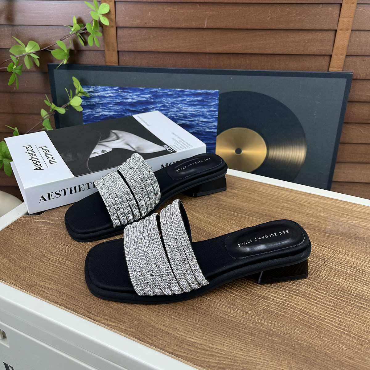 时尚水钻一字带粗跟拖鞋女2026夏季新款外穿配裙子高级感时尚凉鞋