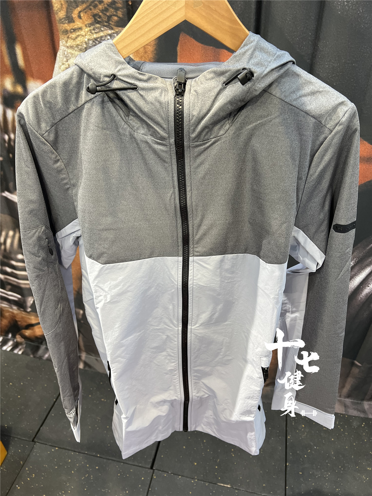 安德玛运动户外连帽防泼水冲锋衣