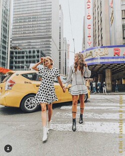 [现]澳洲品牌Keepsake复古波点V领泡泡袖荷叶边下摆优雅连衣裙