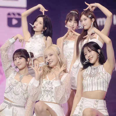 女团演出服舞蹈服时尚甜美套装