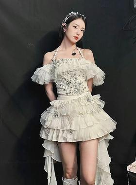 歌手IU李知恩同款白色重工抹胸一字肩蛋糕裙两件套商演舞台表演服