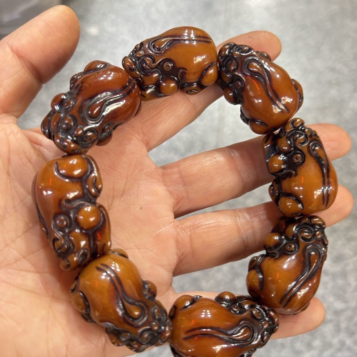 新款老蜜时尚蜜蜡老蜡手链雕刻貔貅男女款手串规格约35*23*18貔貅