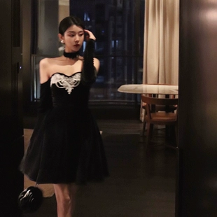 丝绒连衣裙女冬季 性感气质项圈抹胸收腰黑色公主裙子 十三与小小