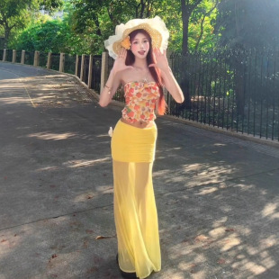 海边度假辣妹套装女夏碎花抹胸上衣穿搭黄色网纱包臀半身裙两件套