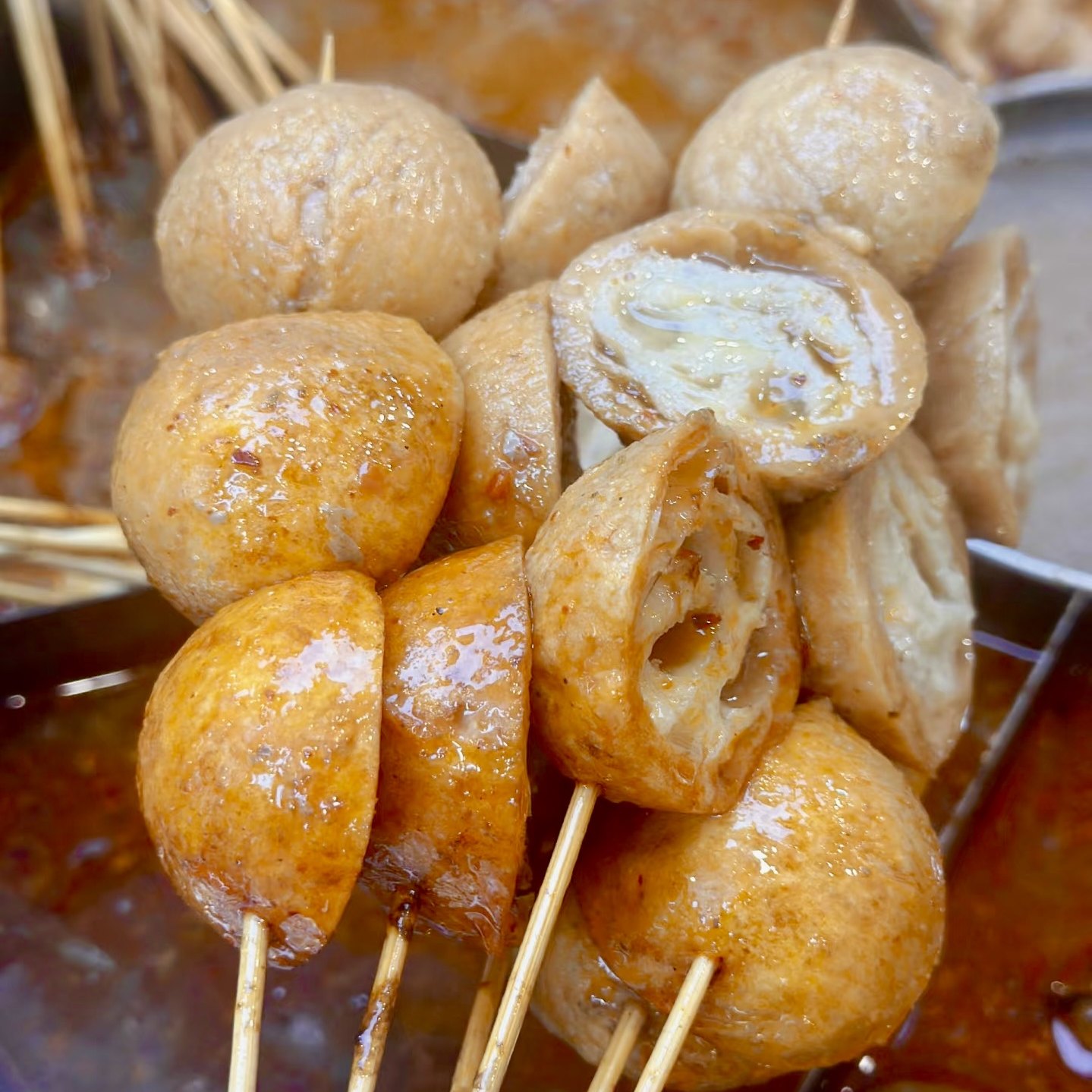 荆州麻辣烫半圆对半切开鱼皮豆棍鱼糕 沙市女人街麻辣烫特色菜式