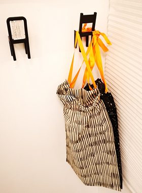 宜家黑色椅子墙上挂钩