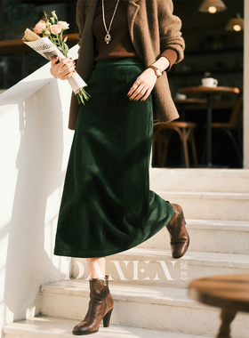 墨绿色灯芯绒半身裙女2026秋冬新款法式气质直筒裙百搭显瘦A字裙