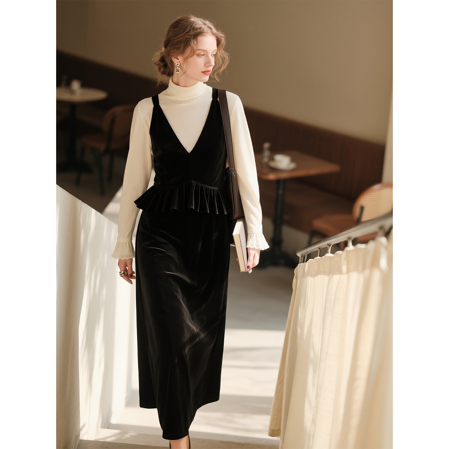 黑色V领丝绒吊带连衣裙女2025年