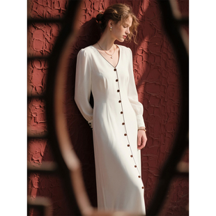 白色V领长袖连衣裙女2026年春季新款法式优雅风收腰显瘦气质长裙